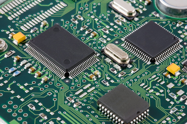 how are circuit board components connected in a pcb